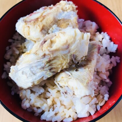 鯛もお米もふっくらとした感じに炊くことができました。
鯛の旨みがしっかり出ていて、丁度いい味付けにできて美味しかったです。